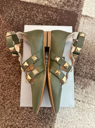 Scarpe donna verdi con borchie oro