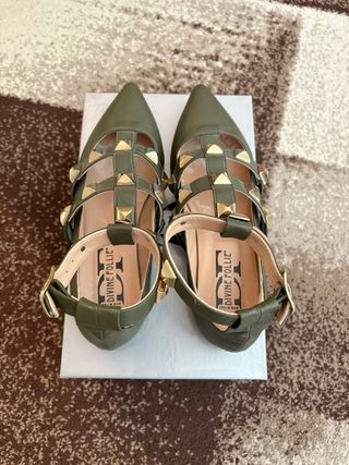 Scarpe donna verdi con borchie oro