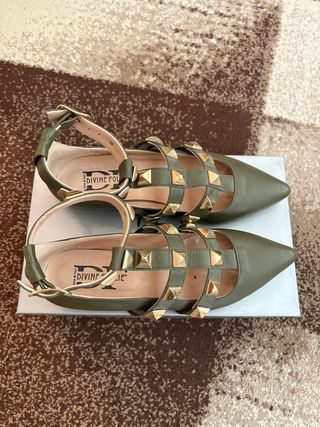 Scarpe donna verdi con borchie oro