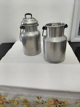 Jarras de leche antiguas de aluminio