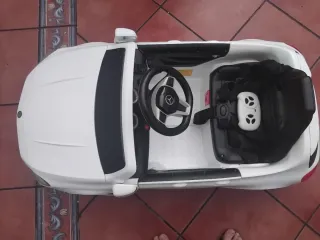 Coche eléctrico infantil Mercedes Trae su mando