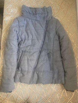 Chaqueta gris acolchada