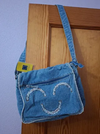 Bandolera vaquera con cara sonriente