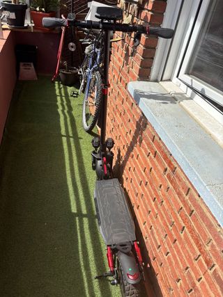 Patinete Eléctrico Negro y Rojo