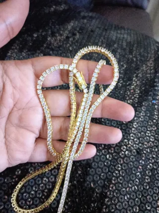 Collar y pulsera dorados con piedras blancas