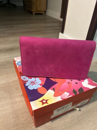 Tacones de terciopelo a juego con bolso