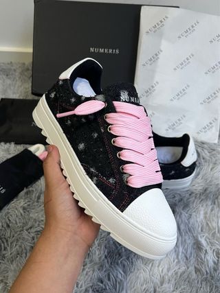 Numeris Zapatillas Talla 42 Negras y Blancas Nuevo
