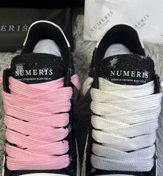 Numeris Zapatillas Talla 42 Negras y Blancas Nuevo