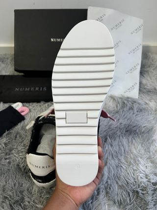 Numeris Zapatillas Talla 42 Negras y Blancas Nuevo