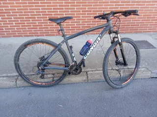 Bicicleta de Montaña Negra y Naranja