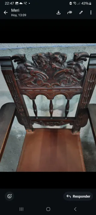 Sillón antiguo de madera y cuero
