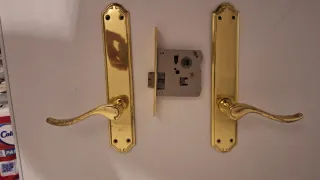 Manijas doradas para puertas con cerradura