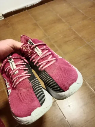 Zapatillas deportivas rosas y blancas