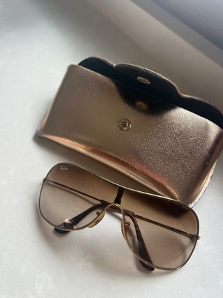 Gafas de sol Ray-Ban doradas y marrones