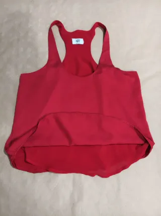 Top sin mangas rojo vibrante