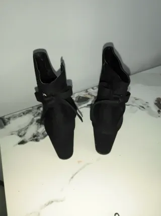 Botines negros con moña