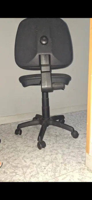 Silla de oficina giratoria negra