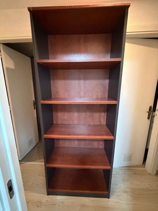 Estantería de madera combinada.
