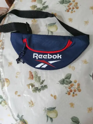 Riñonera Reebok azul y roja