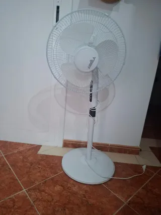 Ventilador de pie blanco