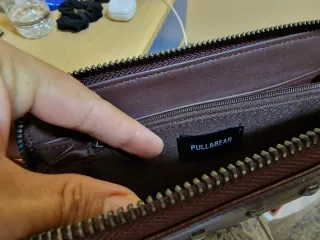 Billetera burdeos con tachuelas