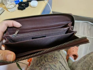 Billetera burdeos con tachuelas