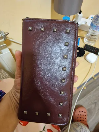 Billetera burdeos con tachuelas