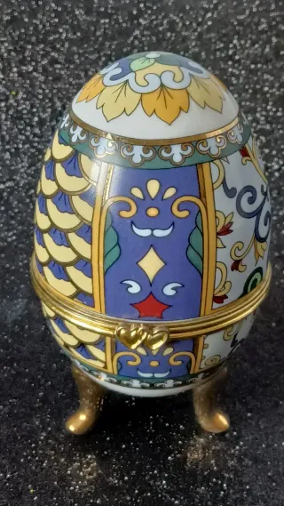 Huevo decorativo tipo Fabergé con patas doradas