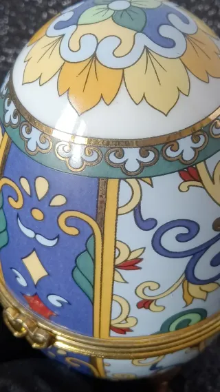 Huevo decorativo tipo Fabergé con patas doradas