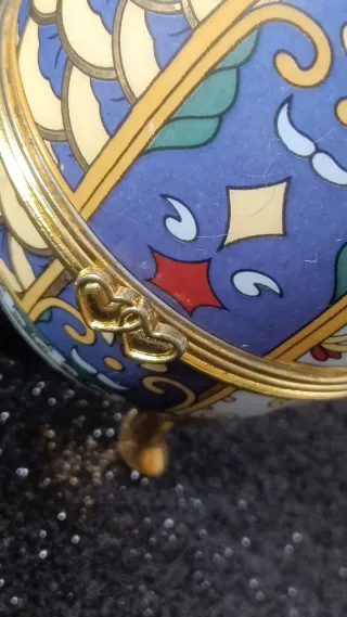 Huevo decorativo tipo Fabergé con patas doradas