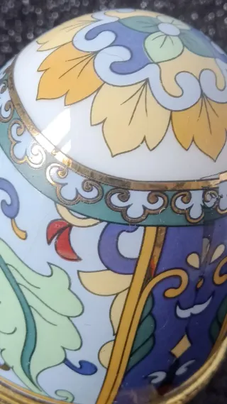 Huevo decorativo tipo Fabergé con patas doradas