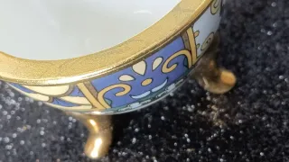 Huevo decorativo tipo Fabergé con patas doradas