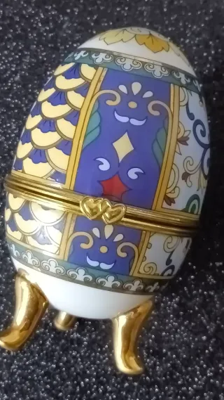 Huevo decorativo tipo Fabergé con patas doradas