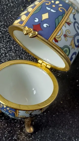 Huevo decorativo tipo Fabergé con patas doradas