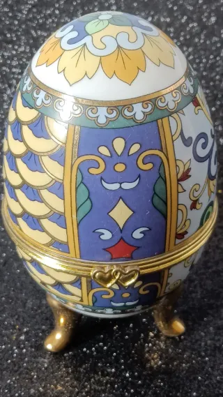 Huevo decorativo tipo Fabergé con patas doradas