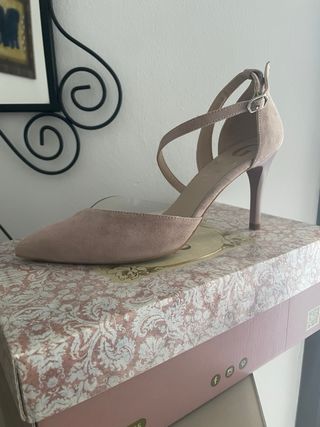 Zapatos de tacón nude con tiras transparentes.