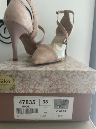 Zapatos de tacón nude con tiras transparentes.