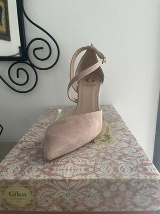Zapatos de tacón nude con tiras transparentes.