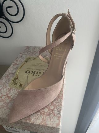 Zapatos de tacón nude con tiras transparentes.