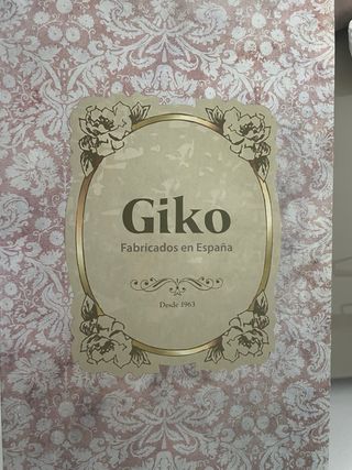 Zapatos de tacón nude con tiras transparentes.