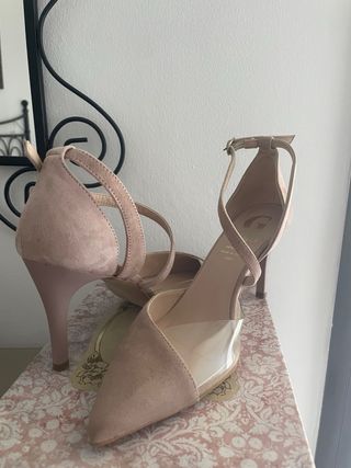 Zapatos de tacón nude con tiras transparentes.