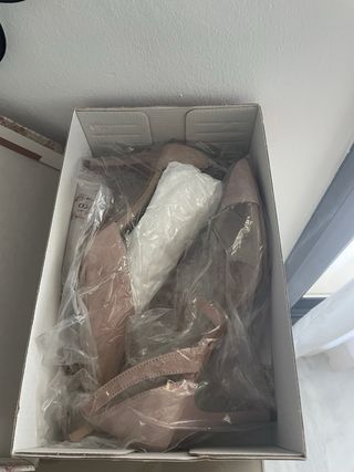 Zapatos de tacón nude con tiras transparentes.
