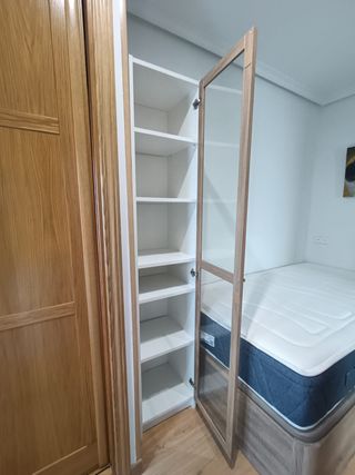 Estantería Billy IKEA con puerta de cristal
