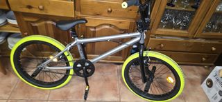 Bicicleta BMX Plateada