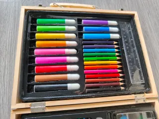 Maletín de arte y juegos de mesa de madera