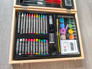 Maletín de arte y juegos de mesa de madera