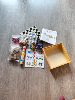 Maletín de arte y juegos de mesa de madera
