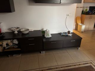 Mueble de salón oscuro