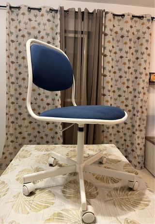Silla giratoria azul y blanca con ruedas Ikea