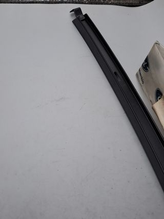 77FBT22297AC Tija canal embellecedor Ford Fiesta